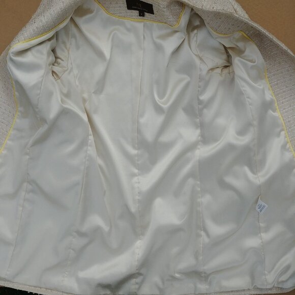 Elegant White Tweed Coat - Picture 11 of 15